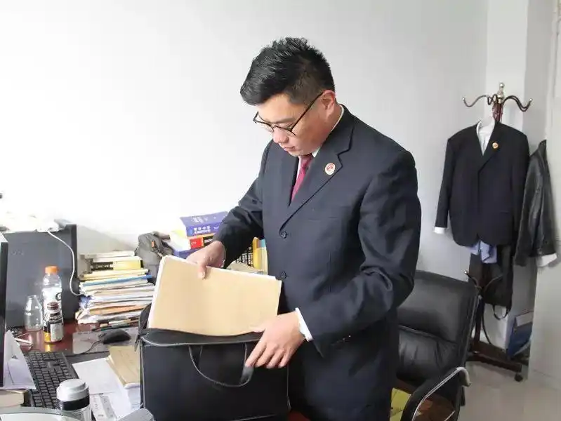 换上检察制服伸张正义我是一名人民检察官