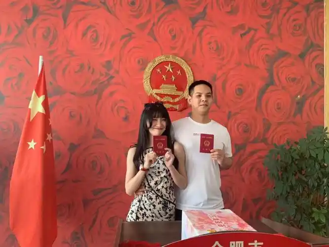 来自合肥市庐阳区的王鑫磊和宿州的陈颖超领取了他们的结婚证书