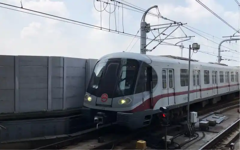 上海地铁11号线奶咖二世1177号车进马陆站花桥往迪士尼方向