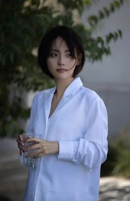 张嘉倪短发秀气十足,淡妆里享受惬意时光,也是甜美感觉-爱读书