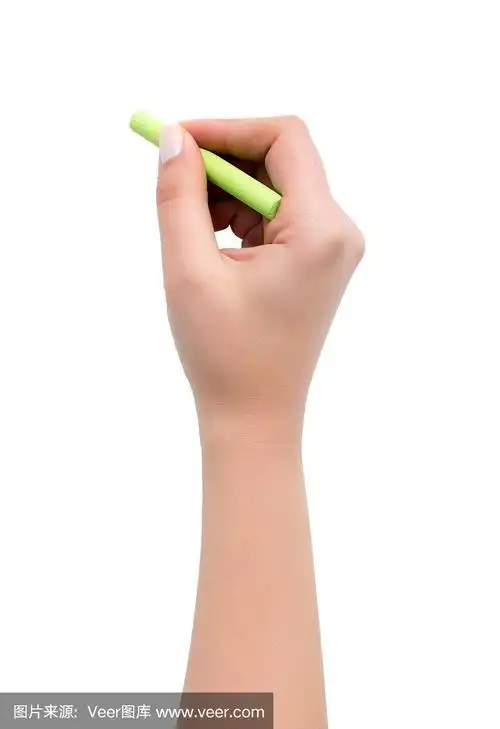 用绿色粉笔在黑板上写字