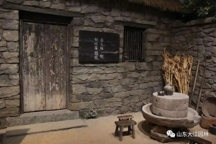 看这破旧的小院