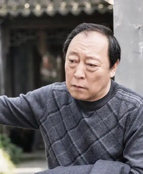 63岁倪大红疑在湖南养老!深夜与美女惠英红逛街,举止亲密感情好