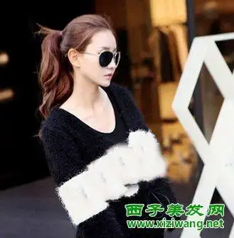 卷发马尾怎么扎好看 美女真人示范漂亮卷发马尾图片(2)_马尾辫发型