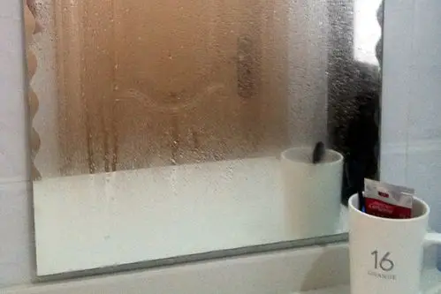 第一反应回南天来了,反光的东西都沾上了水雾!