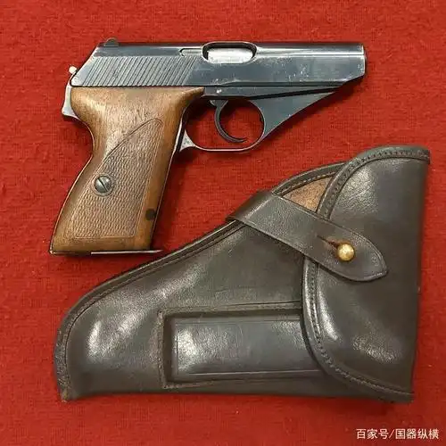 国外枪迷收藏的老物件,图一盒子炮十分吸睛,每件装备都藏着故事