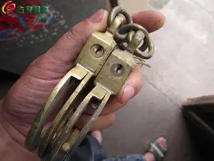 一付爽美完整的民国厚重黄铜手铐