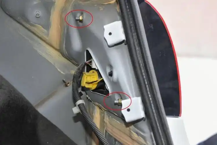 让它的屁股更加闪耀迷人自己动手升级倒车灯