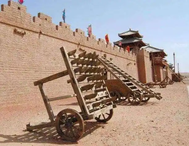 古代打仗为啥守城士兵费力扔石头也不推倒敌军的云梯