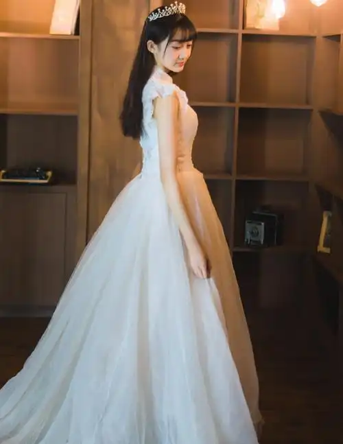 "小李慧珍"曲芷含,牛仔背带裙"超模腿"很抢镜,秒变时尚达人