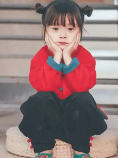 被易烊千玺抱过的女孩长大了,小时候软萌可爱,如今美成初恋脸!