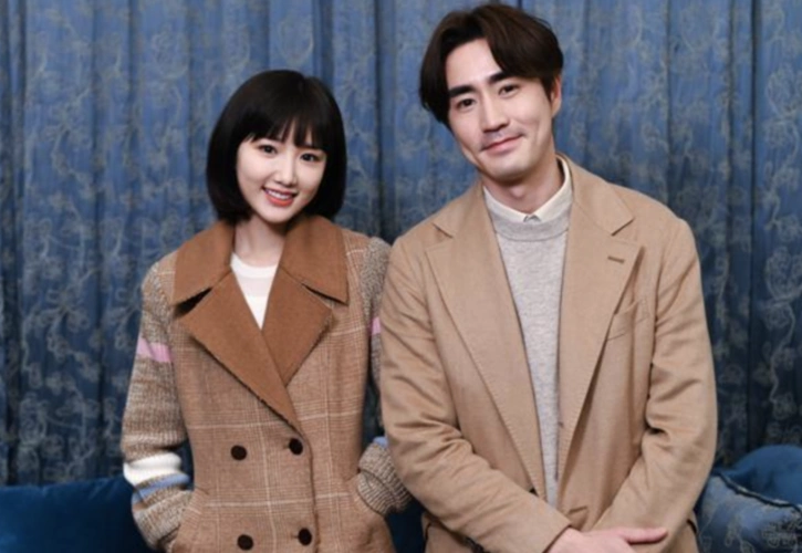 与杨玏恋情曝光8小时后遭辟谣毛晓彤出席活动却被指孕肚明显