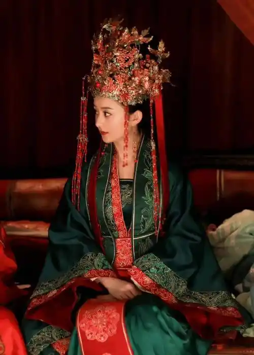 女明星绿色婚服古装造型大赏,颖宝可爱,周也俏皮,露思甜度超标_场面