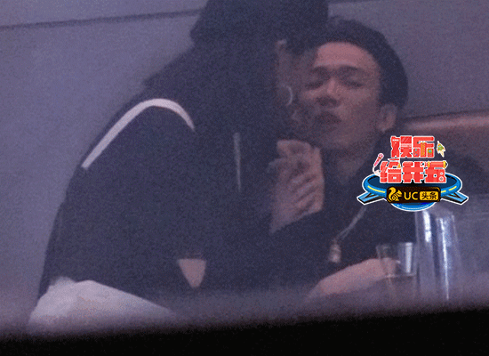 你的男孩tt夜店连撩三女 美女豪放坐其大腿气氛暧昧