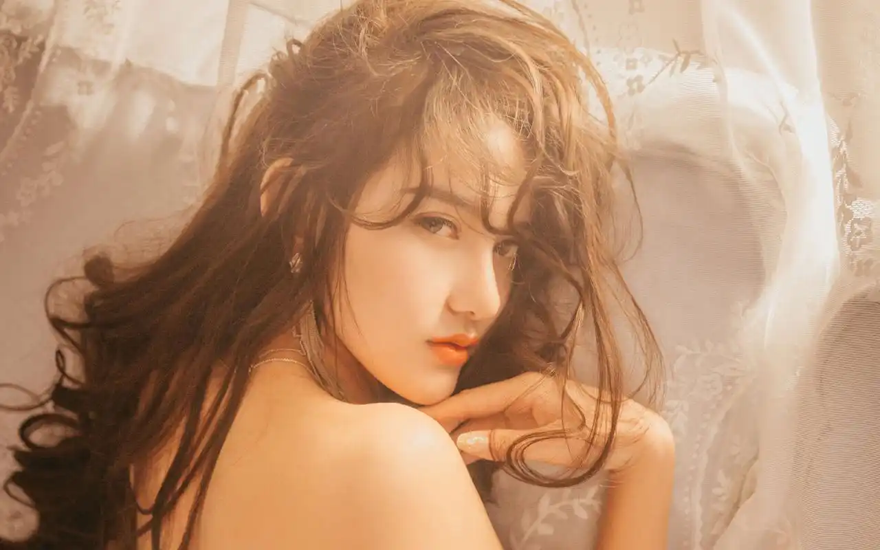 极品美女尤物私房性感写真图片壁纸~穿着性感的蕾丝吊带裙,露出性感