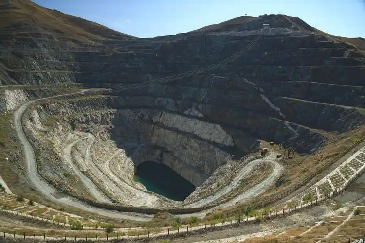 矿洞在半山腰,出了矿洞,下面还有一个废弃了的露天矿.