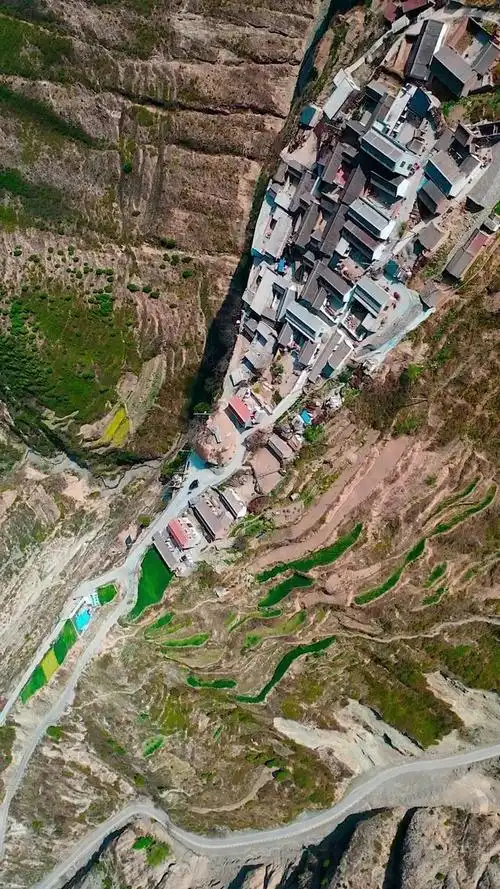悬崖村它不是寺庙不是景区只是一个独特的山巅村庄太壮观了