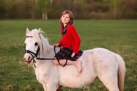 小女孩赤脚写真图片