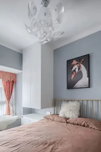 主卧,浅杏色墙面让房间多了几分温柔,不同色调的蓝色营造沉稳安静的