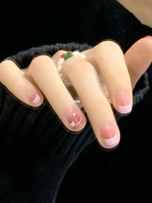 美甲怎么不爱呢～首先涂渐变打底,然后再画法式边噢～指甲油在小红书