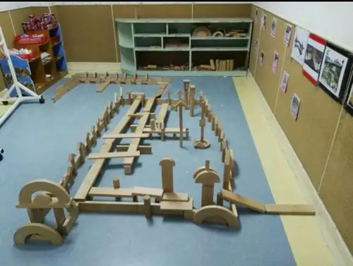 我们一起合作完成的公园,用平铺,垒高,架空等多种方式建构了公园的