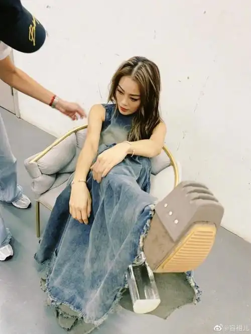 容祖儿穿牛仔鱼尾裙超惊艳露美背线条迷人