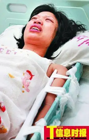 黄女士在车祸中左臂骨折.任传富 摄