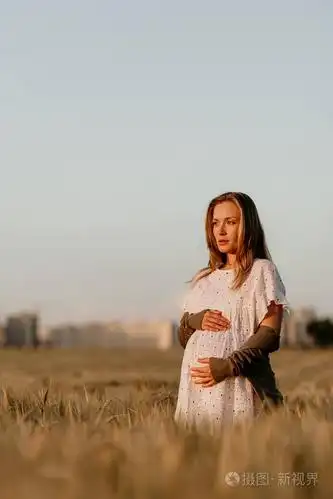 一个阳光明媚的夏日,身着白裙的年轻美丽的孕妇走在小麦橙地里.