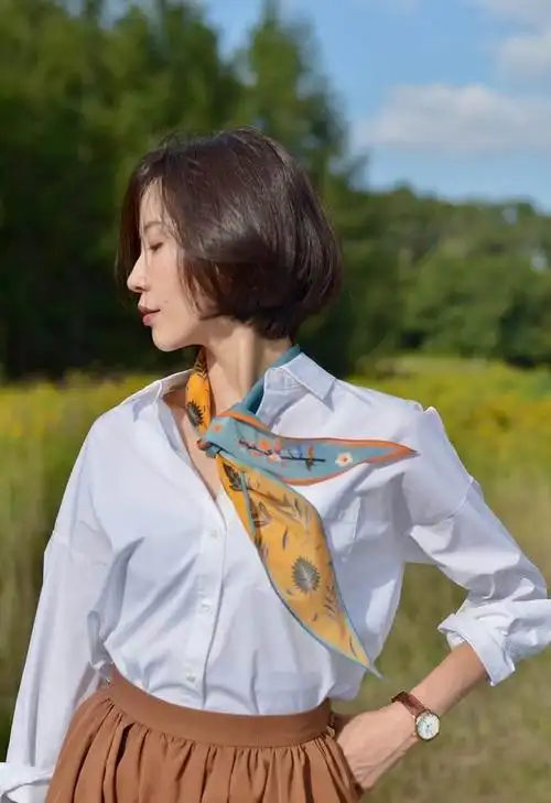 丝巾怎么搭配衣服图片,穿搭乏味配点丝巾,记住这"4种"搭配秘诀,不经意