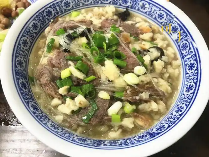 在西安吃美食,你能说得清羊肉泡馍和水盆羊肉的区别吗?