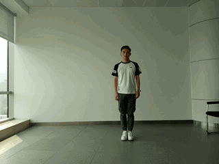 双脚分开与肩同宽,向右跨跳一步,同时抬起右臂,然后回位;再向左跨跳1