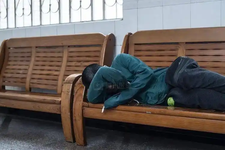 19岁,我成为精神病医院男护士,每天管理150位重症精神病患者