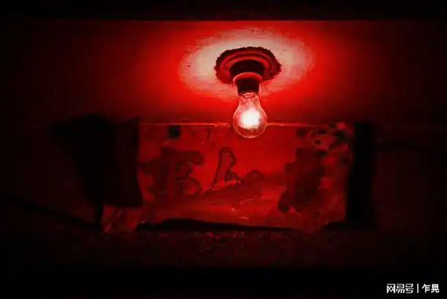 乍晃血雾笼罩那个婴儿被丢在房间的两边午夜茶馆