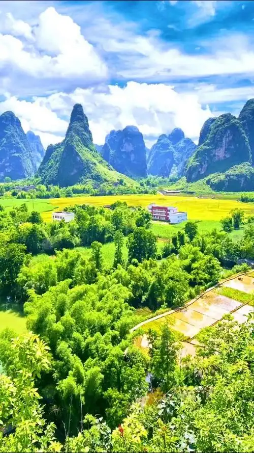 群山绵绵峰连峰,青山叠翠翠群峰,郁郁葱葱闻鸟语,流连忘返乐此中.