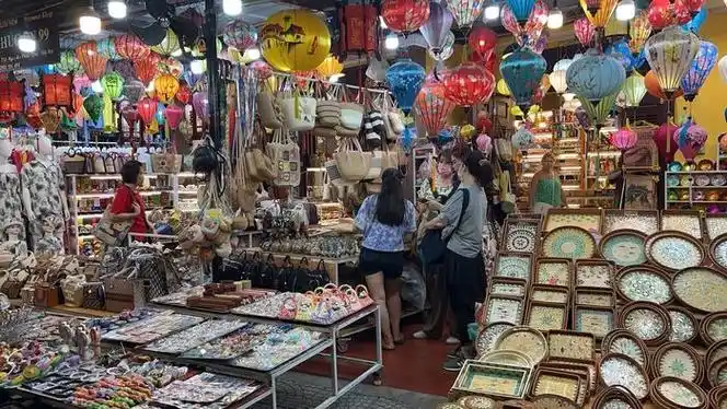 越南会安的夜市,会安也写作惠安,千年古镇,多种文化融合…__财经头条