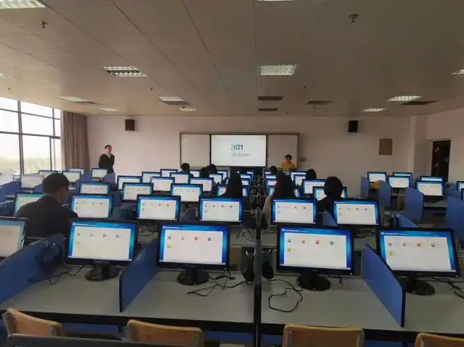 我校举办智慧教室多媒体教室云桌面语言实验室使用培训会