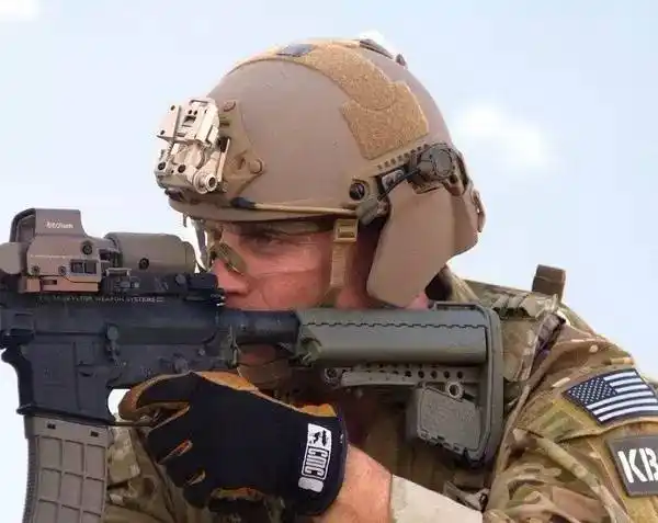 美国陆军协会(ausa)展览上的mpls头盔组件斯巴达头盔面部保护组件乘车