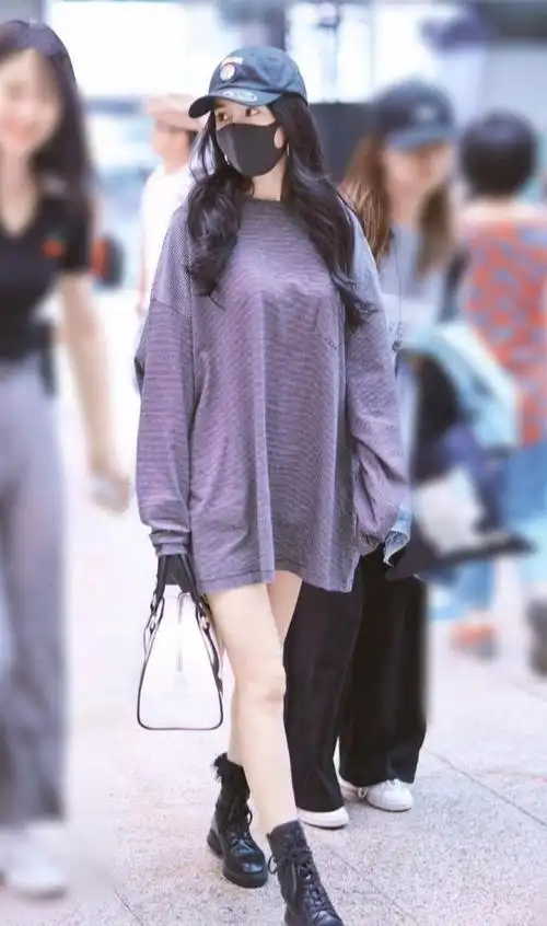 穿搭达人杨幂来了腰间镂空牛仔裤造型超帅尽显青春活力