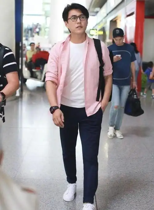 43岁靳东真敢穿,粉色衬衫配西装裤走机场,中年大叔变"欧巴"