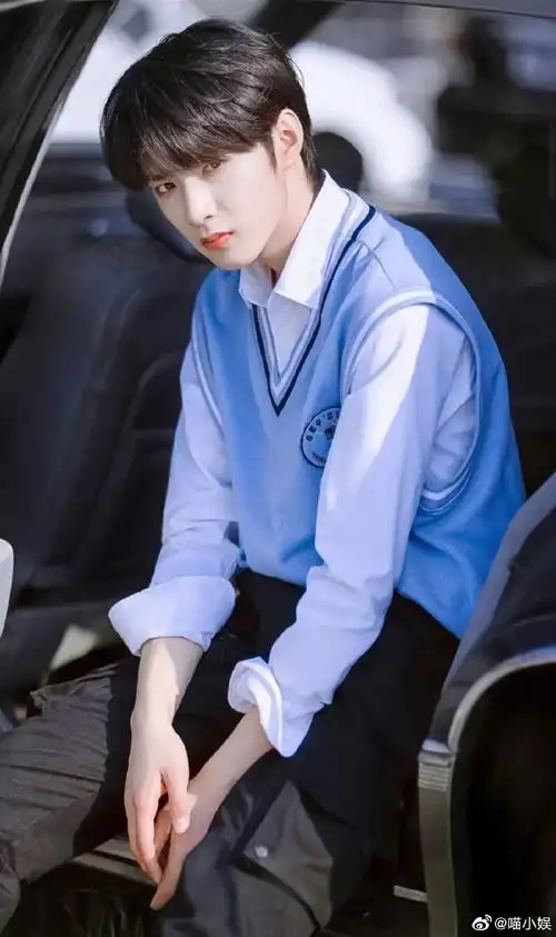 刘耀文怼脸比心大片