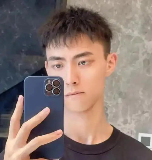 男生别再沉迷锡纸烫发型了2024剪这3款发型清爽又帅气