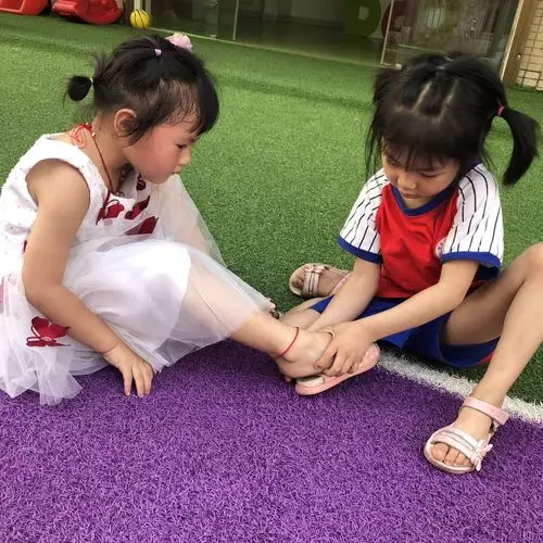 互相帮助的小朋友,中班姐姐在帮我穿鞋哦