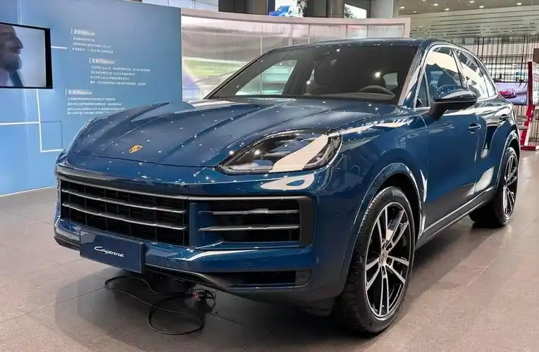 从尺寸定位来看,全新保时捷卡宴因为修改了外观造型,所以车身长度略有