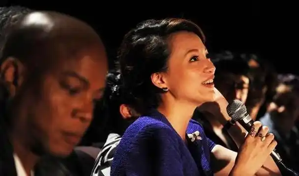 主持春晚十三年风光无限49岁的董卿口碑为何断崖式下落