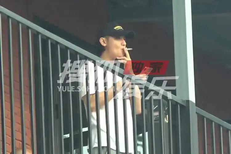 独家:黄子韬驾超跑拍照片 与工作人员一同抽烟放松