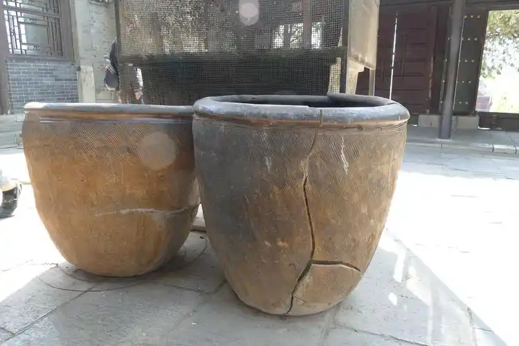 大明湖北极庙中的古代大缸,请高手帮忙锔补!