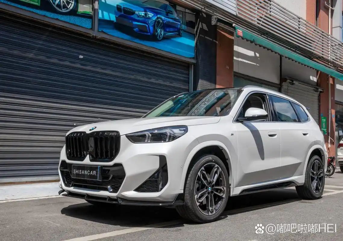 23款宝马x1改装 这一套黑武士包含:前唇,后扰流板,侧裙,顶翼,中网.