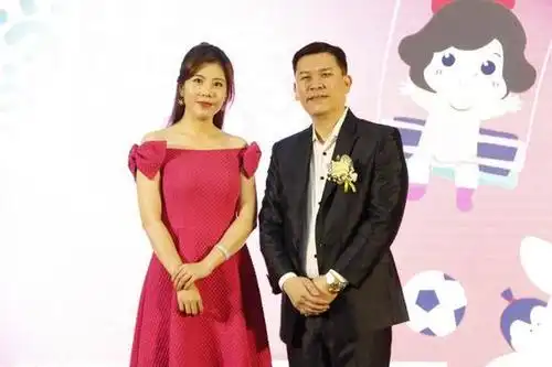 左:广东广播电视台《今日关注》主持人黎绮雯;右:广州市新导向文化