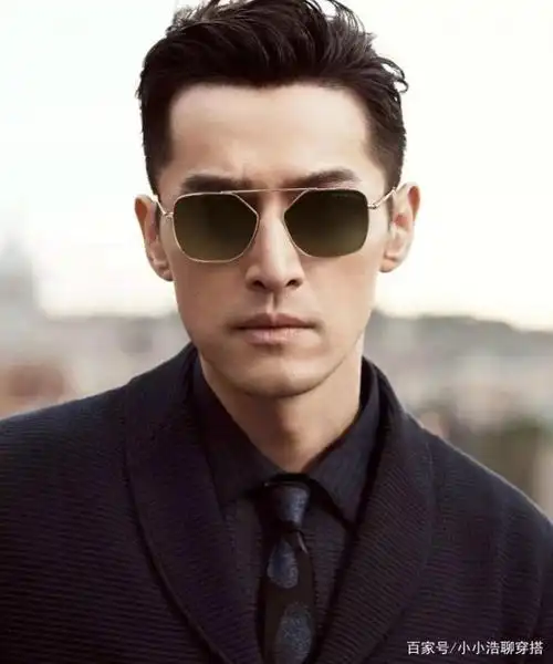 配上墨镜,十分的帅气,一股成熟男人的味道.
