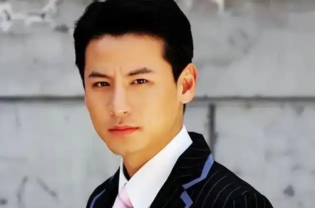 这个人正是钱泳辰,正职是开餐厅的隐形富豪,副职是个演员,曾出演过